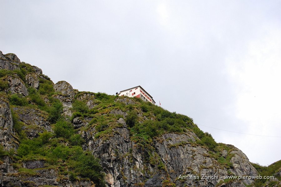 03 In vista del rifugio, vicino eppure ancora lontano.JPG